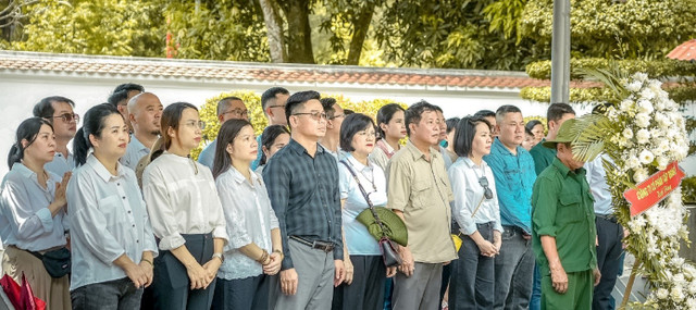 Đoàn cán bộ nhân viên Tập đoàn ROX thắp hương tưởng niệm tại khu di tích Ngã ba Đồng Lộc Đoàn cán bộ nhân viên Tập đoàn ROX thắp hương tưởng niệm tại khu di tích Ngã ba Đồng Lộc