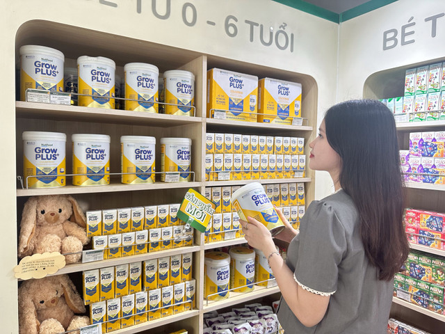 Chị Huyền đang chọn mua sữa Nutifood GrowPLUS+ Colostrum Lactoferrin cho con hinh-1.jpg
