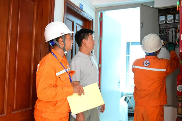 Công nhân EVNHANOI kiểm tra thiết bị điện tại khu vực cho thuê trọ thuộc phường Hà Đông 9.jpg