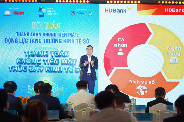 Theo chia sẻ của ông Đàm Thế Thái - Phó Tổng Giám đốc HDBank tại hội thảo, số hóa tại HDBank là một hành trình nhân văn, nơi từng sản phẩm được thiết kế từ góc nhìn của cuộc sống, từng trải nghiệm được kiểm chứng bởi cảm xúc người dùng. hdbank2.jpg