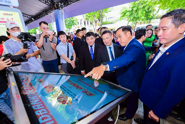 Phó Thủ tướng Chính phủ Hồ Đức Phớc cùng đoàn đại biểu cấp cao thăm không gian giới thiệu các giải pháp tài chính số của HDBank tại sự kiện. hdbank1.png
