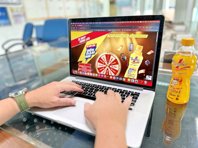 Nhiều bạn trẻ hào hứng “Tiếp năng lượng” để chinh phục các giải thưởng khủng từ chương trình khuyến mại của Number 1 trong những ngày cuối. 1.jpg