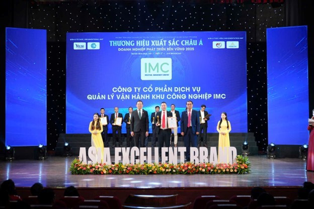 Đại diện công ty IMC nhận giải thưởng tại lễ trao giải. picture1.jpg