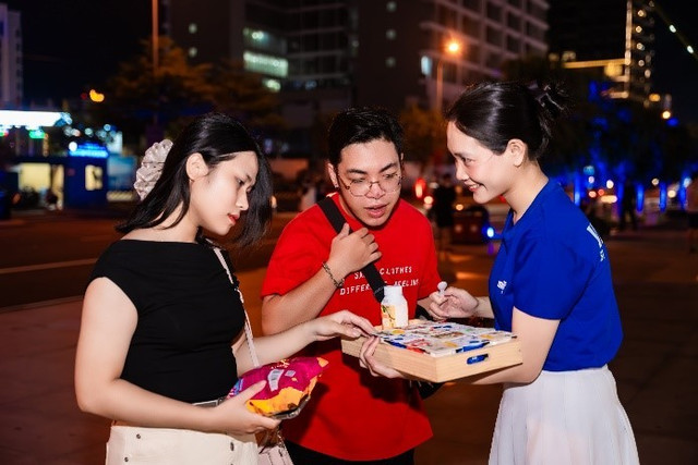Các sản phẩm sữa chua Vinamilk đồng hành cùng người dân tại các điểm chiếu phim ngoài trời diễn ra xuyên suốt DANAFF III. m7.jpg