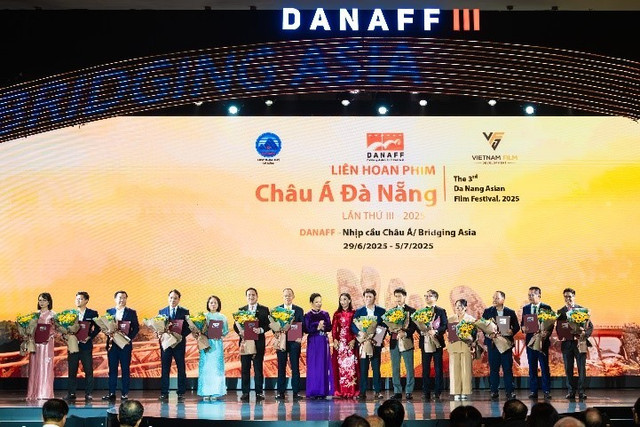 Ông Đỗ Thanh Tuấn – đại diện Vinamilk (thứ 3 từ trái sang) đại diện Vinamilk nhận hoa và thư cảm ơn từ Ban tổ chức DANAFF III (Ảnh: Thành Huy). m3.jpg