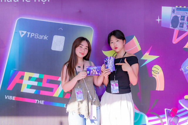 Khán giả tham gia hoạt động trải nghiệm và mở thẻ TPBank Mastercard FEST tại music show “Những Thành Phố Mơ Màng” tháng 6 vừa qua. 1.jpg