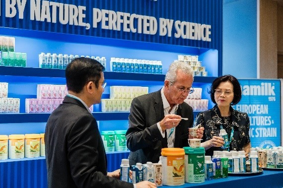 Ông Richard Hall trải nghiệm các sản phẩm sữa được Vinamilk mang đến hội nghị năm nay (Ảnh: An Minh). 33.jpg