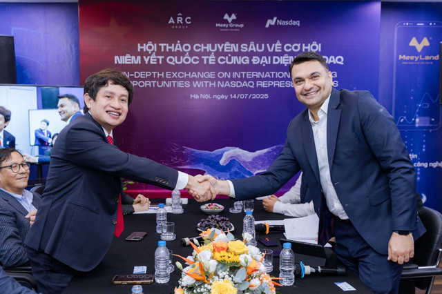 Ông Hiren Krishnani, Giám đốc Quan hệ Nhà đầu tư và IPO, NASDAQ, thăm và làm việc tại trụ sở Meey Group. Ảnh: Meey Group 55.jpg
