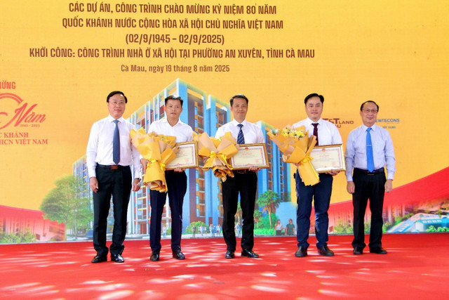 Lãnh đạo tỉnh Cà Mau trao Bằng khen cho các tập thể và cá nhân đã có đóng góp tích cực trong việc triển khai chương trình nhà ở xã hội tại địa phương 5.jpg