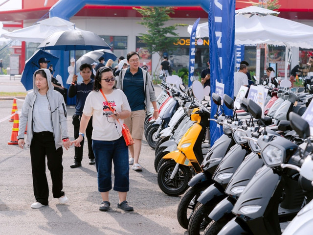Nhiều gia đình tới sự kiện từ sớm để được trải nghiệm nhiều mẫu xe điện và tìm ra lựa chọn phù hợp. 1-2883.jpg