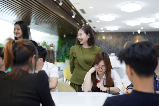 Chị Nguyễn Thị Yến (áo xanh) trong chương trình Giờ hạnh phúc tại ROX Group. t91-pix1.jpg