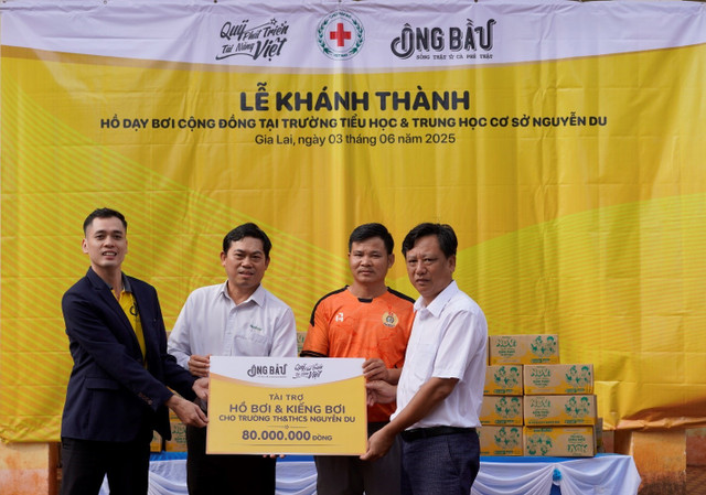 Đại diện Quỹ Phát triển Tài năng Việt trao tài trợ cho Trường tiểu học và trung học cơ sở Nguyễn Du, huyện Chư Sê, Gia Lai o1.jpg