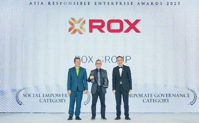 Ông Trần Xuân Quảng - Tổng Giám đốc ROX Group nhận giải thưởng tại sự kiện 2.jpg