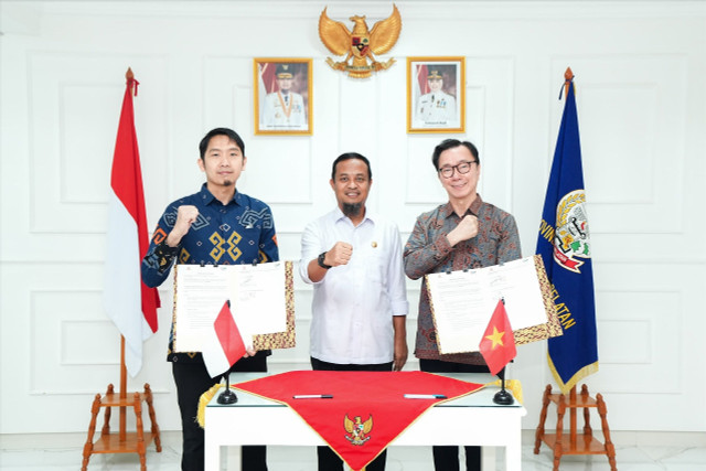 Lễ ký kết hợp tác có sự tham dự của ông Andi Sudirman Sulaiman, Thống đốc tỉnh Nam Sulawesi (đứng giữa), và các lãnh đạo cấp cao của hai doanh 7.jpg