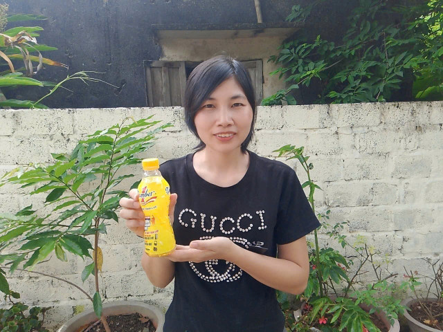 Trịnh Thị Ngọc vui vui mừng khi may mắn giải Nhất trị giá 50 triệu đồng từ chương trình khuyến mại “Tiếp năng lượng, bền đam mê” của Number 1. (Ảnh: NVCC) 3.jpg