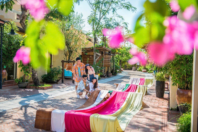Khám phá “Tinh hoa làng nghề Việt” bằng những trải nghiệm mới lạ, sáng tạo. Ảnh: VinWonders. 4-1.jpg