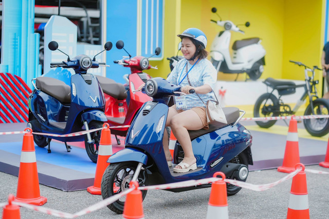 Một khách hàng lái thử dòng Evo Neo. 3.jpg