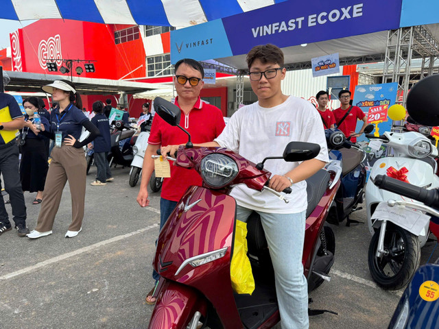 Ông Lê Việt Hùng (Hà Nội) lựa chọn xe điện cho con trai sử dụng khi vào đại học. 4.jpg