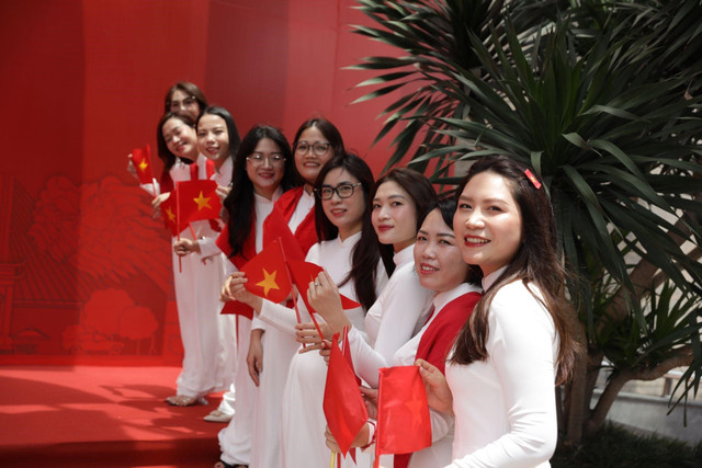 Áo dài trắng tinh khôi hòa cùng sắc đỏ thiêng liêng của Tổ quốc - một khoảnh khắc yêu nước thật dịu dàng. 3.jpg