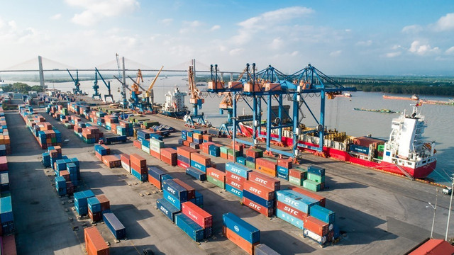 Nhiều cảng biển trọng điểm của Hải Phòng nằm trên địa bàn quận Hải An. Ảnh: Cảng Đình Vũ h2.jpg
