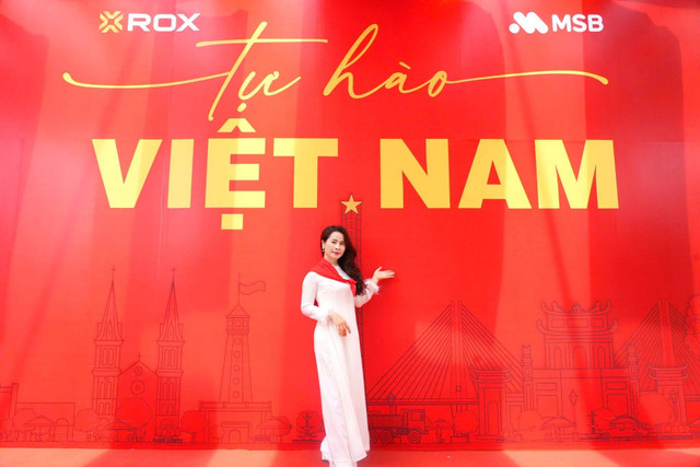 Đứng giữa khung hình với lá cờ đỏ thắm và lưu giữ một phiên bản thật đẹp, thật tự hào của chính mình. 4.jpg
