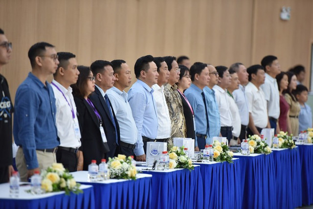 Các khách mời tham dự buổi lễ thực hiện chào cờ. Các khách mời tham dự buổi lễ thực hiện chào cờ.
