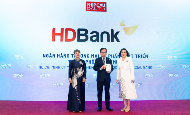 Ông Trần Hoài Phương- Giám đốc Ngân hàng Doanh nghiệp HDBank- đại diện HDBank nhận giải hdbank2.png