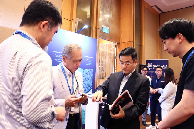 Ông Nguyễn Quang Trí - Giám đốc điều hành Marketing Vinamilk (thứ 2 từ phải sang) - chia sẻ về đột phá 6 HMO với các khách mời tại Diễn đàn Phát triển Châu Á 2025 (Ảnh: Hồng Nhân). hinh-3-sua.png