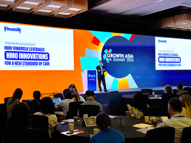 Đại diện Vinamilk, ông Nguyễn Quang Trí – Giám đốc điều hành Marketing – chia sẻ về đột phát 6 HMO trong sản phẩm sữa bột trẻ em Vinamilk Optimum tại diễn đàn lớn nhất châu Á về cơ hội phát triển trong ngành thực phẩm, đồ uống và dinh dưỡng (Ảnh: Hồng Nhân). hinh-1-sua.png