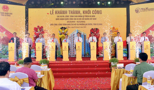 Các đại biểu thực hiện nghi lễ khởi công công trình nhà ở xã hội tại phường An Xuyên, tỉnh Cà Mau 1-8134.jpg