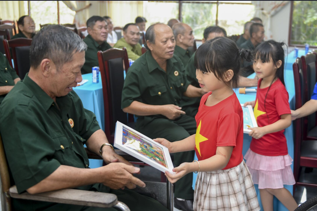 Những bức tranh do con em nhân viên Vinamilk vẽ trở thành cầu nối gắn kết quá khứ với tương lai (Ảnh: Thanh Bình). v33.png