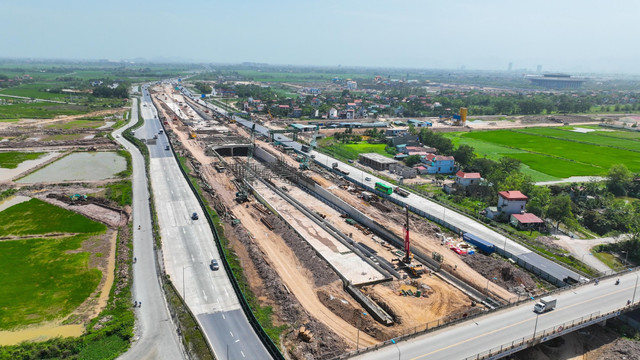 Nút giao 3 tầng Phú Thứ trên cao tốc Pháp Vân – Cầu Giẽ – Ninh Bình dự kiến hoàn thành tháng 8/2025 (Ảnh: Ánh Dương) 1.jpg