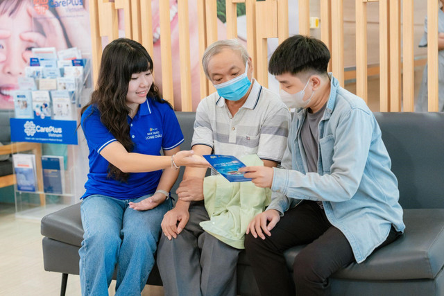 Người dân đăng ký tham gia chương trình tầm soát do Long Châu tổ chức. 2.jpg