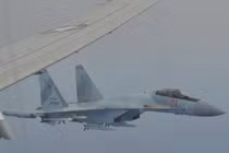 Cận cảnh màn "uy hiếp thiếu chuyên nghiệp" của Su-35 Nga với P-8A Mỹ 