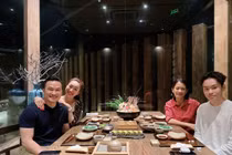 Chi Bảo lần đầu đăng ảnh đưa người yêu đi ăn cùng con trai và vợ cũ