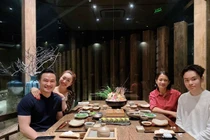 Chi Bảo lần đầu đăng ảnh đưa người yêu đi ăn cùng con trai và vợ cũ