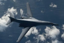 Máy bay ném bom B-1B Lancer của Mỹ bất ngờ đến Nhật Bản làm gì?