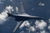 Máy bay ném bom B-1B Lancer của Mỹ bất ngờ đến Nhật Bản làm gì?