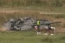 Xe tăng T-80 Nga mất "uy tín" nghiêm trọng sau khi... lao xuống ruộng