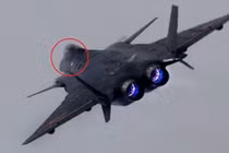Tiêm kích J-20 Trung Quốc có phiên bản lạ: Đột phá hay sai lầm?