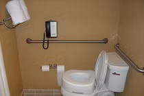 Lý do khách sạn gắn điện thoại trong nhà vệ sinh 