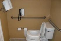 Lý do khách sạn gắn điện thoại trong nhà vệ sinh 