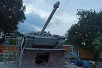 Tượng đài xe tăng T-90 ở Lữ đoàn 201 khiến báo Nga thích thú 