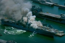 Nóng: Cháy tàu đổ bộ tấn công, căn cứ Hải quân Mỹ náo loạn 