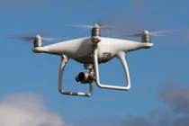 Dùng drone để cảnh báo Covid-19