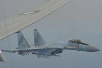 Cận cảnh màn "uy hiếp thiếu chuyên nghiệp" của Su-35 Nga với P-8A Mỹ 