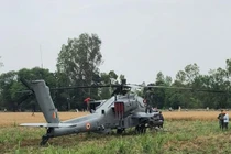Chưa kịp thị uy, AH-64E Apache Ấn Độ đã phải hạ cánh khẩn cấp trên.. cánh đồng