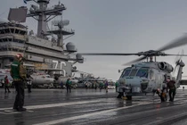 Thái độ lạ của Trung Quốc khi Mỹ phô diễn sức mạnh ở Biển Đông