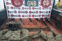 Soi vũ khí trên xuồng chiến đấu của lính đánh thuê Venezuela vừa bắt