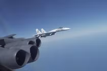 Cận cảnh Su-27 Nga "tạt đầu" B-52 trên Biển Đen khiến Mỹ tức giận